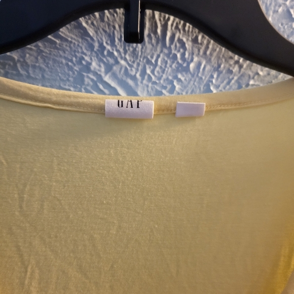Yellow Gap sleep shirt size M v-neck in great condition - Picture 3 of 4